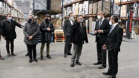 Pla obert del conseller d'Empresa i Coneixement, Ramon Tremosa, visitant el centre log&iacute;stic de Taurus Group, a Oliana (Alt Urgell) amb diversos directius de l'empresa. Imatge del 22 de gener de 2021 (Horitzontal).