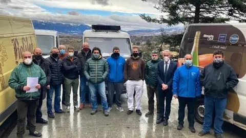 Pla general de treballadors i empresaris del sector de distribuci&oacute; aliment&agrave;ria i begudes de la Cerdanya a Puigcerd&agrave; amb l'alcalde, Albert Pi&ntilde;eira el 22 de gener del 2021 (horitzontal)