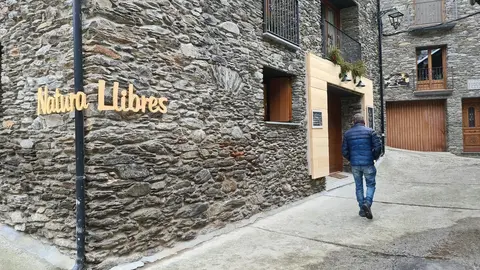 Pla general de l'exterior de la llibreria NaturaLlibres d'Alins, al Pallars Sobir&agrave;, el 25 de gener del 2021. (horitzontal)