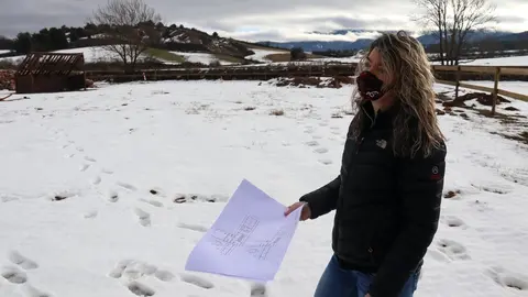 Pla americ&agrave; de la responsable del centre de rehabilitaci&oacute; de cavalls Equ&iacute; Salut, Olga Ferrer, amb els pl&agrave;nols del projecte a la finca de Bellver de Cerdanya on s'ubicar&agrave; l'equipament. Imatge del 21 de gener de 2021 (Horitzontal). 