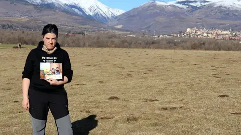 Pla americ&agrave; d'una de les impulsores del projecte de La Trumferia de Cerdanya, Teresa Torner, mostrant una fotografia de com ha de ser l'espai que muntaran a la finca de Fontanals de Cerdanya on cultiven les patates, el 2 de febrer de 2021 (Horitzontal).