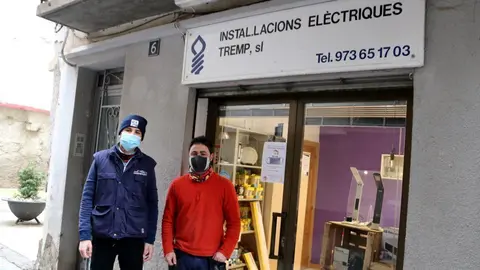 Pla general de l'Ahmed Chabou, jove en pr&agrave;ctiques, amb responsable de l'empresa d'electricitat on fa pr&agrave;ctiques a Tremp. Imatge del 4 de febrer del 2021. (horitzontal)