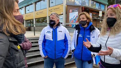 Pla mitj&agrave; de la consellera de la Presid&egrave;ncia, Meritxell Bud&oacute;, parlant amb representants d'escoles d'esqu&iacute; i de l'estaci&oacute; de Masella (Cerdanya) a les pistes de la Molina. Imatge del 5 de febrer de 2021 (Horitzontal).