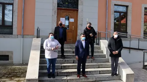 Pla general del conseller de Treball, Chakir el Homrani, la presidenta del Consell de la Cerdanya, Roser Bombard&oacute; i el vicepresident tercer del Consell del Ripoll&egrave;s, Ramon Roqu&eacute;, a l'exterior del Consell de la Cerdanya el 5 de febrer de 2021 (Horitzontal)