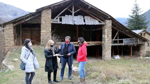 Pla general de l'Ubla d'Altron (Sort) amb la consellera de Cultura, &Agrave;ngels Ponsa, parlant amb ve&iuml;ns del poble. Imatge del 8 de febrer del 2021. (horitzontal)