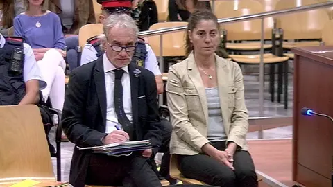 Imatge dels pares de la Nadia, asseguts al banc dels acusats a l'Audi&egrave;ncia de Lleida. Imatge del 2 d'octubre de 2018. (Horitzontal)