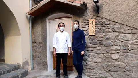 Pla general dels responsables del restaurant Wagokoro, el cuiner japon&egrave;s Kenya Nakamura i Anna Peraire el 11 de febrer de 2021, (horitzontal)