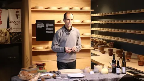 Pla obert del gastr&ograve;nom Pep Palau durant la gravaci&oacute; d'un nou v&iacute;deo de tast de formatges per al canal virtual de la Fira de Sant Ermengol de la Seu d'Urgell. Imatge del 28 de gener de 2021 (Horitzontal).