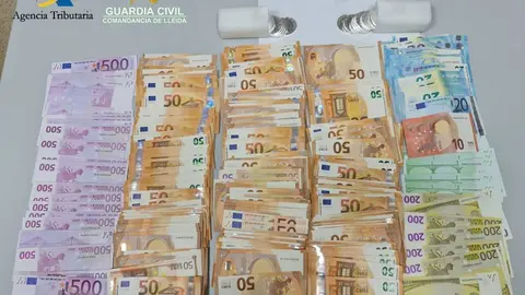 Pla de detall dels diners i les monedes de col&middot;lecci&oacute; decomissades per la Gu&agrave;rdia Civil a la duana de la Farga de Moles, a les Valls de Valira (Alt Urgell). Imatge facilitada el 16 de febrer de 2021 (Horitzontal).