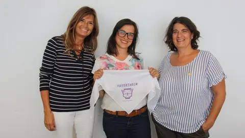 Pla americ&agrave; de la presidenta de l'Institut de Drets Humans d'Andorra, Elisa Muxella, la presidenta d'Stop Viol&egrave;ncies, Vanessa Cort&eacute;s, i una integrant d'Acci&oacute; Feminista d'Andorra, Ant&ograve;nia Escoda. Imatge del 20 de setembre de 2018 (Horitzontal).