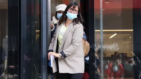 Pla americ&agrave; de la presidenta de l'associaci&oacute; Stop Viol&egrave;ncies, Vanessa Mendoza Cort&eacute;s, despr&eacute;s de declarar davant la just&iacute;cia andorrana per haver parlat sobre la prohibici&oacute; de l'avortament a l'ONU. Imatge del 17 de febrer de 2021 (Horitzontal).