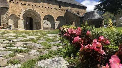 Pla general de l'exterior de l'esgl&eacute;sia de Salard&uacute;, a la Val d'Aran. (horitzontal)