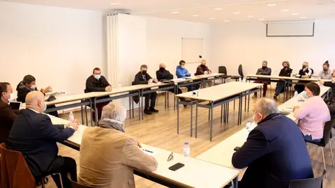 Pla general de la reuni&oacute; mantinguda entre diversos representants institucionals i les cambres de comer&ccedil; de Girona, Barcelona i la Catalunya del Nord a Ll&iacute;via (Cerdanya) per parlar del futur centre transfronterer d'FP, el 24 de febrer de 2021 (Horitzontal)