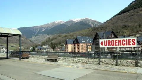 Pla general de l'entrada d'urg&egrave;ncies a l'Espitau Val d'Aran. Imatge del 25 de febrer del 2021. (horitzontal)