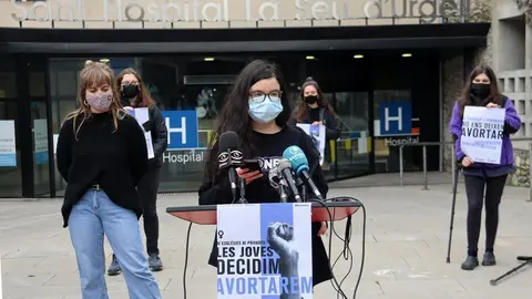 Pla americ&agrave; d'una militant d'Arran a Ponent, la Maria, presentant la campanya 'Les joves decidim, avortarem!' davant la Fundaci&oacute; Sant Hospital de la Seu d'Urgell on no es duu a terme aquesta pr&agrave;ctica. Imatge del 2 de mar&ccedil; de 2021 (Horitzontal).