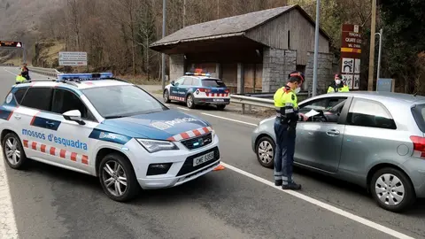 Pla general d'un control dels Mossos d'Esquadra a escassos metres de la frontera amb Fran&ccedil;a, a l'Aran, el 2 de mar&ccedil; del 2021. (horitzontal)