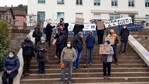 Pla general de les treballadores de la resid&egrave;ncia Verge de Ribera de la Pobla de Segur concentrades davant del centre el 3 de mar&ccedil; del 2021. (horitzontal)