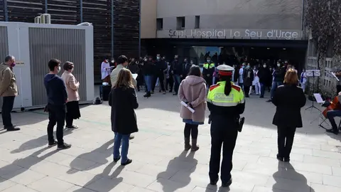Pla obert de les persones que han participat en l'acte institucional del Dia Internacional de les Dones que s'ha celebrat a la Seu d'Urgell, a la pla&ccedil;a de davant del Sant Hospital. Imatge del 8 de mar&ccedil; de 2021 (Horitzontal).