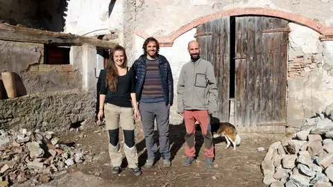 Pla general de tres dels cinc socis de la cooperativa d'habitatge La Tremolina de Gerri de la sal, al Pallars Sobir&agrave;, el 9 de mar&ccedil; del 2021. (horitzontal)