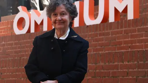 Pla mitj&agrave; de Maria Barbal, 53&egrave; Premi d'Honor de les Lletres Catalanes, a la grada exterior del Palau de la M&uacute;sica. Dimecres 10 de mar&ccedil; de 2021 (HORITZONTAL)
