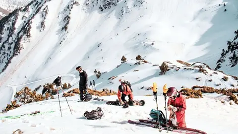 Pla obert d'esquiadors a l'estaci&oacute; de Tavascan, el 16 de mar&ccedil; del 2021. (Horitzontal)