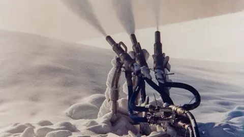 Pla de detall d'uns antics canons de neu a l'estaci&oacute; de La Molina (Cerdanya). Imatge publicada el 17 de mar&ccedil; de 2021 (Horitzontal).
