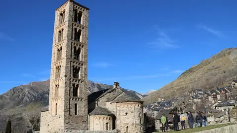 Pla general de la visita a l'esgl&eacute;sia de Sant Climent de Ta&uuml;ll coincidint amb els 20 anys de la declaraci&oacute; de Patrimoni de la Humanitat per la UNESCO. Imatge del 30 de novembre del 2020. (horitzontal)