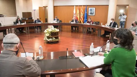 Pla obert de la reuni&oacute; en qu&egrave; s'ha constitu&iuml;t la Comissi&oacute; de seguiment del congost de Mont-rebei, celebrada el 19 de mar&ccedil; del 2021 a la Diputaci&oacute; d'Osca. (Horitzontal)