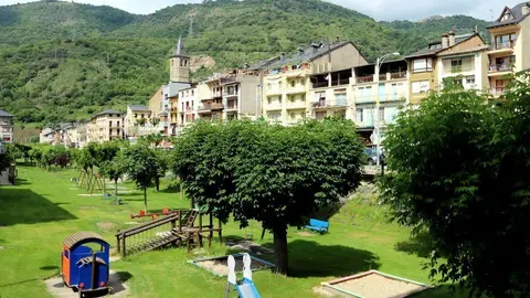 Pla general de Sort el 25 de maig del 2020 amb el parc infantil sense nens. (horitzontal)