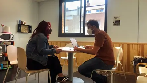 Pla general de dos persones al Punt d'Assessorament Jur&iacute;dic que ha obert Alba Juss&agrave; a Tremp. Imatge del 22 de mar&ccedil; del 2021. (horitzontal)