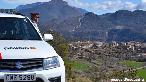 Imatge d'un agent dels Mossos d'Esquadra observant des d'un lloc elevat part del territori que forma part del Geoparc Or&iacute;gens, el 25 de mar&ccedil; del 2021. (Horitzontal)