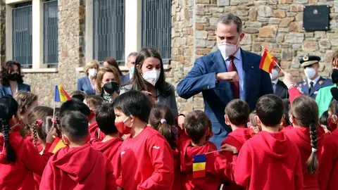 Pla mig dels reis d'Espanya saludant a alumnes  a l'escola Maria Moliner d'Andorra el 26 de mar&ccedil; del 2021. (horitzontal)