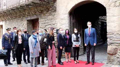 Pla general dels reis d'Espanya amb el cap de govern d'Andorra a l'entrada de la Casa Museu d'Areny Plandolit. Imatge del 26 de mar&ccedil; del 2021. (horitzontal)