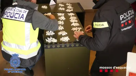 Pla tancat dels Mossos d'Esquadra classificant la droga intervinguda. Imatge del 30 de mar&ccedil; de 2021. (Horitzontal) 