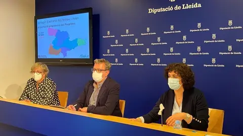 El president de la Diputaci&oacute; de Lleida, Joan Talarn, amb les  responsables del Programa de Detecci&oacute; Preco&ccedil; de C&agrave;ncer de C&ograve;lon i Recte a la Regi&oacute; Sanit&agrave;ria Lleida, Montse Llorens, i a Alt Pirineu i Aran, Lourdes Magr&iacute;, el 31 de mar&ccedil; del 2021.(Horitzontal)