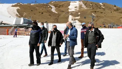 Pla general del conseller d'Empresa, Ramon Tremosa, acompanyat del president del Consell d'Administraci&oacute; de FGC, Ricard Font, visitant l'estaci&oacute; de Bo&iacute; Ta&uuml;ll el 5 d'abril del 2021. (horitzontal)