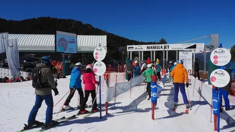 Pla general d'un remuntador de Masella amb esquiadors aquest diumenge 11 d'abril de 2021. (Horitzontal)