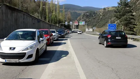 Pla obert de cotxes circulant en direcci&oacute; a Andorra, just abans de travessar la frontera, el 17 d'abril de 2021. (Horitzontal)