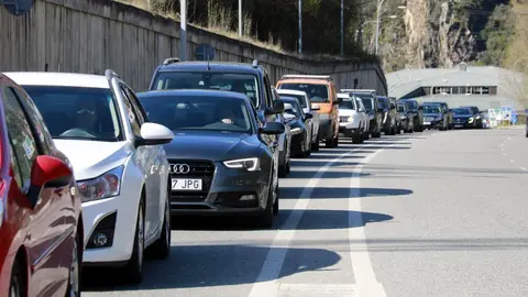 Pla tancat de cotxes circulant en direcci&oacute; a Andorra, just abans de travessar la frontera, el 17 d'abril de 2021. (Horitzontal)