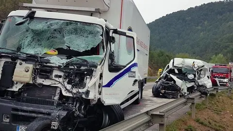 Accident mortal C-14 Oliana cami&oacute; furgoneta