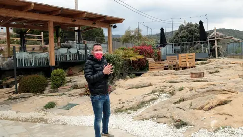 Pla general de Ramon Mitjana, el promotor del Festival Talarn Music Experience a la zona del Village del festival. Imatge del 19 d'abril del 2021. (horitzontal)