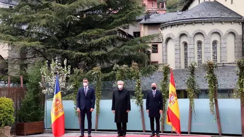 Pla general del president del govern espanyol, Pedro S&aacute;nchez, acompanyat del copr&iacute;ncep d'Andorra, Joan Enric Vives i del cap de Govern, Xavier Espot, a la cimera Iberoamericana el 20 d'abril del 2021. (horitzontal)