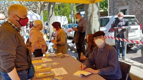 Joan Obiols signant llibres per Sant Jordi