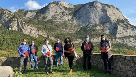Pla general dels familiars dels nens que van escriure a les revistes "Narieda" l'any 1936 despr&eacute;s de recollir el facs&iacute;mil editat per l'Arxiu de l'Alt Urgell i on es veu la muntanya que dona nom a la publicaci&oacute; al fons, el 23 d'abril de 2021 (Horitzontal).