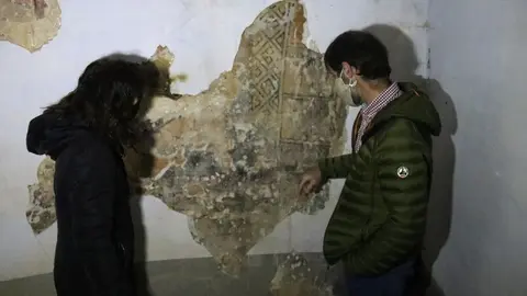 Pla americ&agrave; de la delegada de Patrimoni Cultural del Bisbat d'Urgell, Clara Arbu&eacute;s, i el t&egrave;cnic de Patrimoni Cultural del Consell de l'Alt Urgell, Carles Gasc&oacute;n, mirant les pintures rom&agrave;niques de l'esgl&eacute;sia de Solanell, el 16 d'abril de 2021 (Horitzontal)