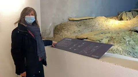 Pla americ&agrave; de Gl&ograve;ria Santana, regidora de l'Ajuntament d'Is&ograve;vol, mostrant la zona del Centre d'Interpretaci&oacute; del pa&iacute;s dels Esterregalls on es pot veure la necr&ograve;poli de la sagrera de l'antiga esgl&eacute;sia d'All. Imatge del 8 d'abril de 2021 (Horitzontal).