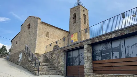 Pla obert on es veu l'entrada del Centre d'Interpretaci&oacute; del pa&iacute;s dels Esterregalls i l'esgl&eacute;sia de Santa Maria d'All, a Is&ograve;vol (Cerdanya). Imatge del 8 d'abril de 2021 (Horitzontal).