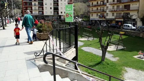 Pla general d'un parc infantil de Sort tancat. Imatge del 31 de mar&ccedil; del 2021. (horitzontal)