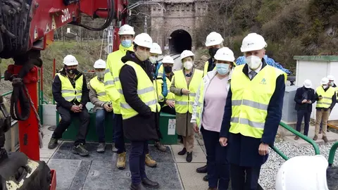 Pla general de les autoritats amb la delegada del govern espanyol al mig i el t&uacute;nel de Toses de fons el 30 d'abril del 2021. (horitzontal)