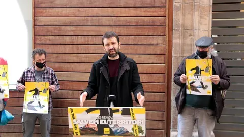 Pla mig de la roda de premsa de la CUP a Tremp en el marc de la campanya 'S&iacute; a les renovables, salvem el territori!'. El diputat de la CUP i secretari tercer de la Mesa del Parlament, Pau Juvill&agrave;, al centre. Imatge del 30 d'abril del 2021. (horitzontal)